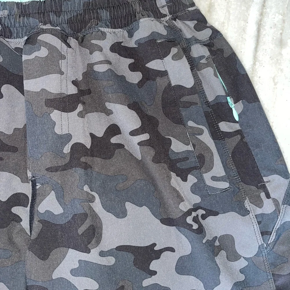 BIRDDOGS GRAY CAMO GYM SHORTS LONG 9” sz Small built in Underwear - Picture 2 of 10